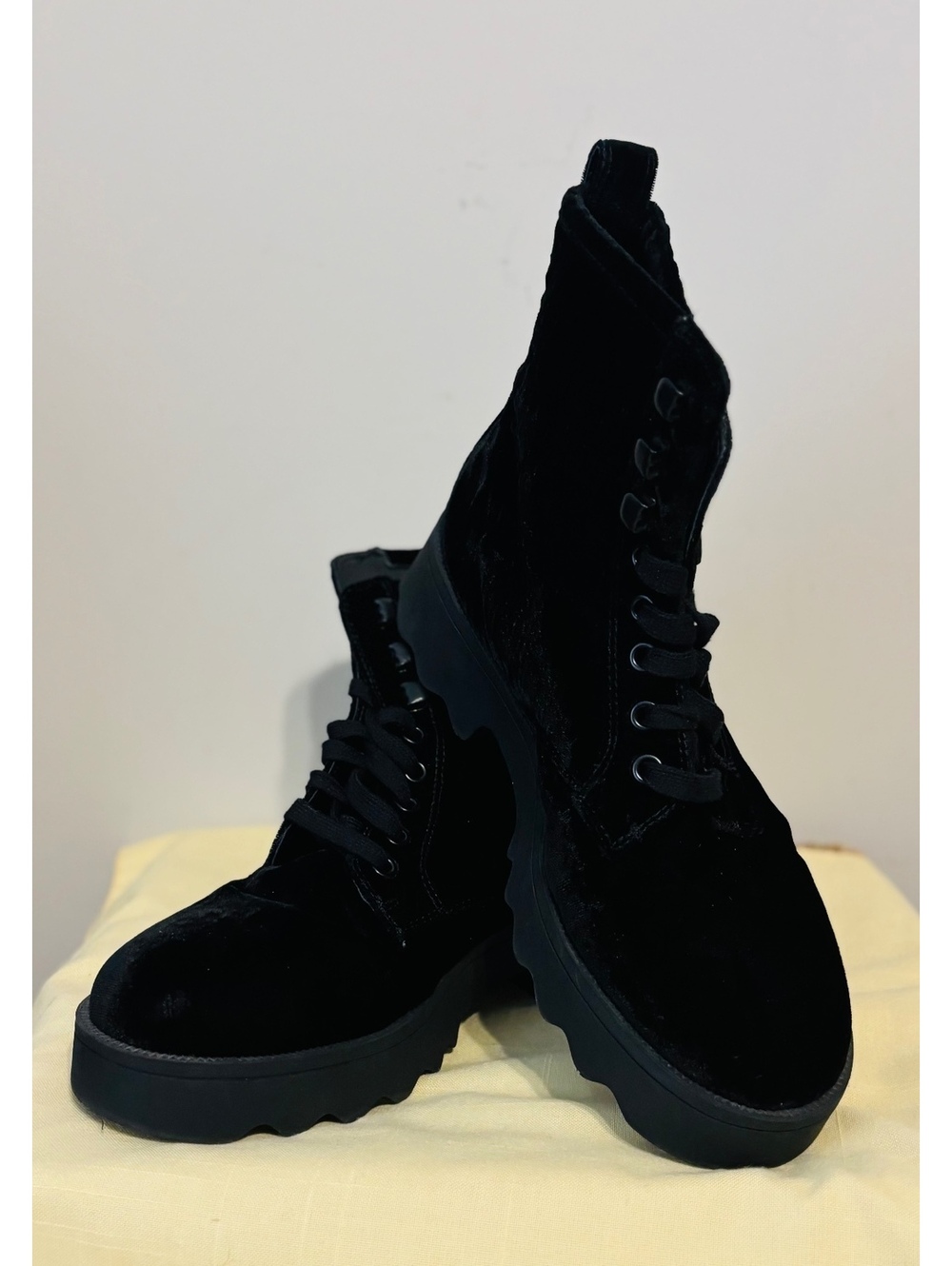 Aerosoles Steph Black Velvet Lace-Up Boots Size 7 Chunky Lug Sole Trendy